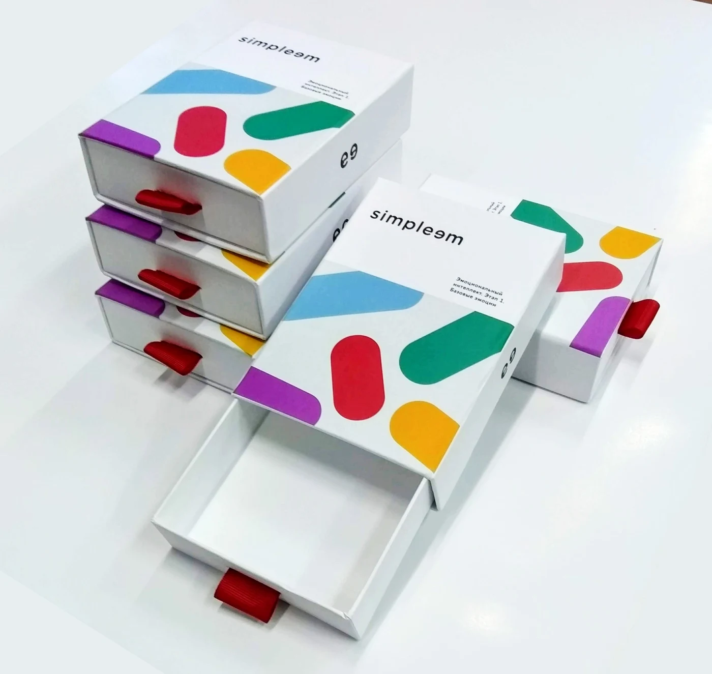 Коробка Simpleem с выдвижным лотком и красной лентой для открывания.